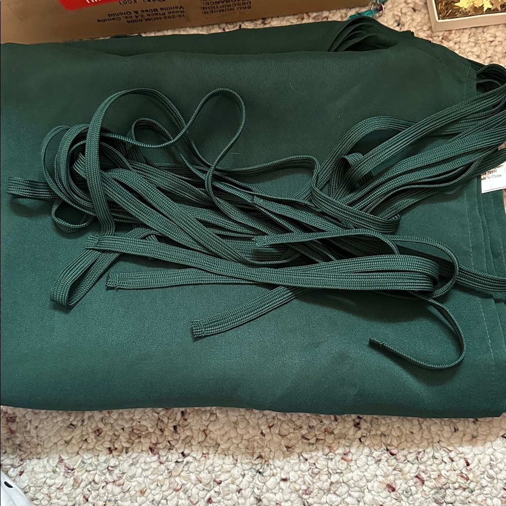 4 green kitchen aprons - Picture 2 of 2